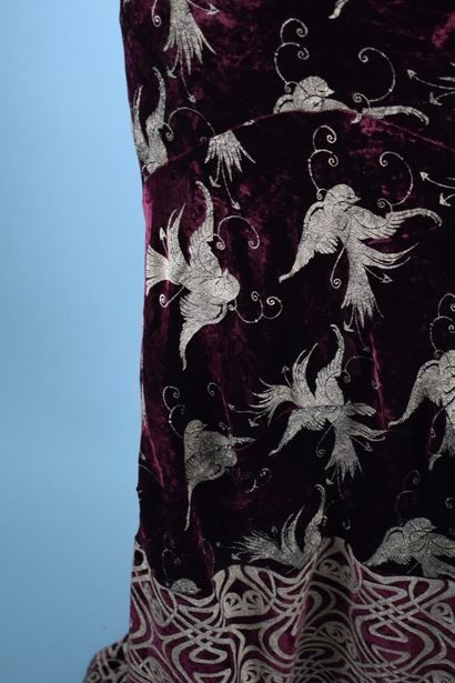 null 
ROBERTO CAVALLI









Impressive burgundy velvet skirt with bronze highlighting...