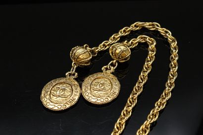 null CHANEL



Wearable belt/negligée style necklace made of gold-plated twisted...