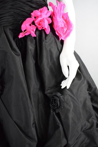 null LORIS AZZARO Haute couture



Robe grand soir en taffetas noir à jupon bouffant...