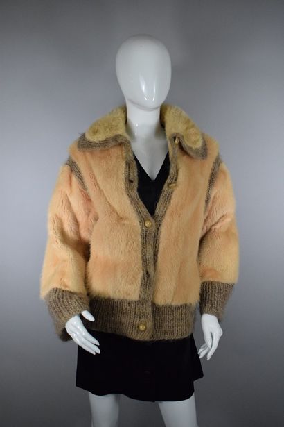 null SPRUNG FRERES 



Jacket in beige mink and grey wool blend. 

Button closure...