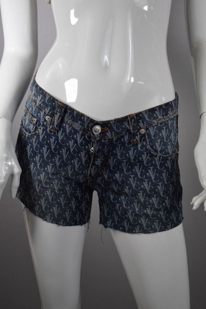 null VERSACE JEANS COUTURE 



Denim shorts monogrammed "VJC", decorative wear. 

Circa...
