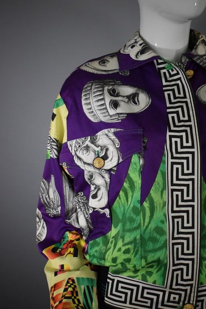 null GIANNI VERSACE



Rare jacket bombers style with green and purple dominate decorated...