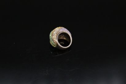 null DANIEL SWAROVSKI 



Importante bague en argent ornée de bande de cristaux multicolores....