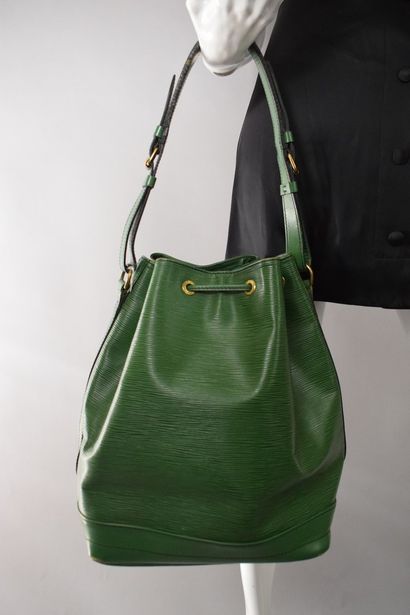 null LOUIS VUITTON



Handbag in green epi leather model "Noé" GM, numbered. 

With...