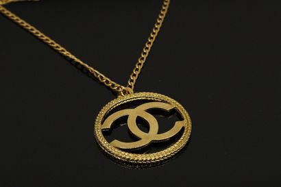 null CHANEL 



Belt charm in gilded metal depicting the two Cs of the House. 

A...