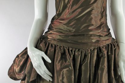 null FRANCOIS TAMARIN

Dress of style in bronze taffeta mordor. 

Skirt effect baskets...