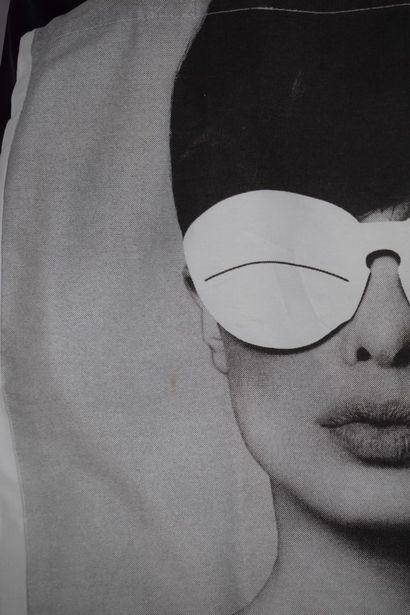 null COURREGES



Tote-Bag with the famous photo of the glasses "Esquimau eclipse"....