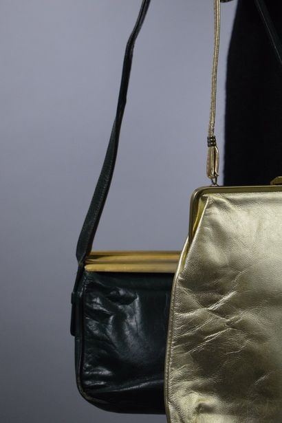 null ANONYMOUS



Lot of two bags, one green with flap and golden jewelry, the other...