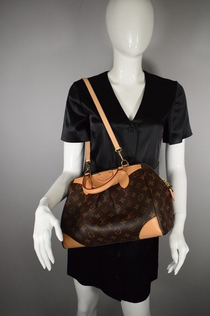 null LOUIS VUITTON 



Hand or shoulder bag in monogrammed canvas and natural leather,...