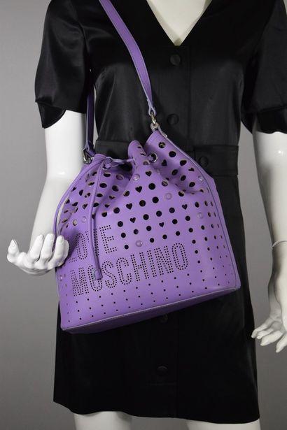 null LOVE MOSCHINO



Purple shoulder bag with geometric perforations and the brand...