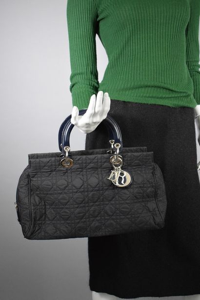 null CHRISTIAN DIOR 



Bag variation of the "Lady Dior" model in patent leather...