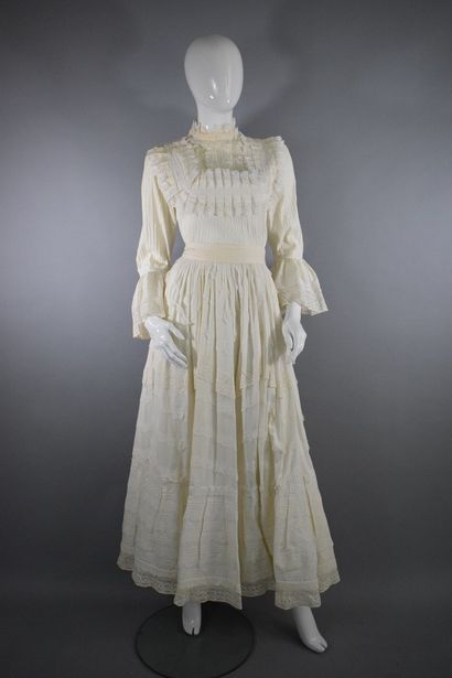 null ANONYMOUS MEXICAN

Circa 1970



Long dress heavily embellished with lace, pleats...