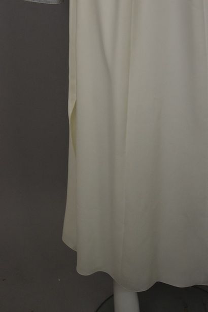 null CHANEL



Long white flowing skirt with back zip, wallet effect on the front...