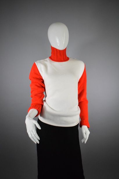 null COURREGES



Sweater with two-tone chimney neck white and orange. New condition...