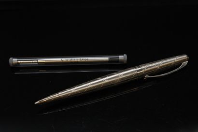 null CHRISTIAN DIOR 



Beautiful silver quilted ballpoint pen, signed. 

In its...