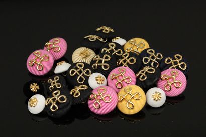 null CHANEL 



Lot of buttons covered with ottoman cream, pink, black. 

Some buttons...