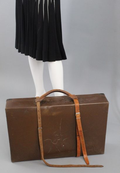 null 
LOUIS VUITTON

Rectangular chocolate suitcase, model "Marmotte", handle and...