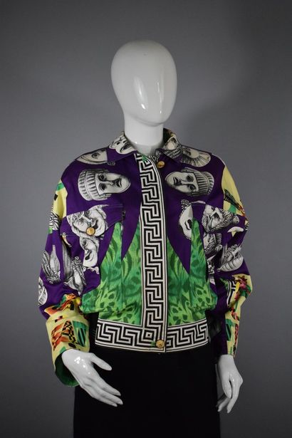 null GIANNI VERSACE



Rare jacket bombers style with green and purple dominate decorated...