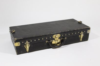 null LOUIS VUITTON 



Rigid suitcase in black leather, the trimmings in gilded brass...