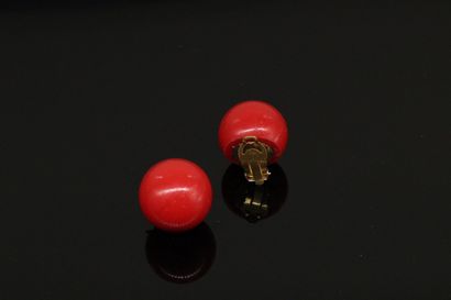 null CHANEL 



Pair of red resin ear clips forming a ball and golden metal clip....