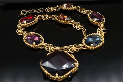 null DANIEL SWAROVSKI 



Important collier en métal doré à décor de verroterie multiocolore....