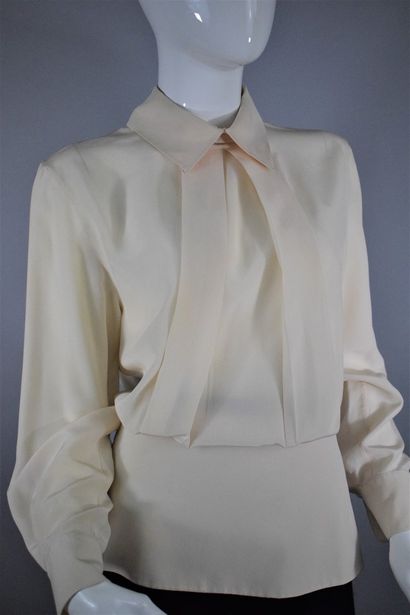 null CHRISTIAN DIOR



Rare ecru silk blouse with pleats mimicking ribbons falling...