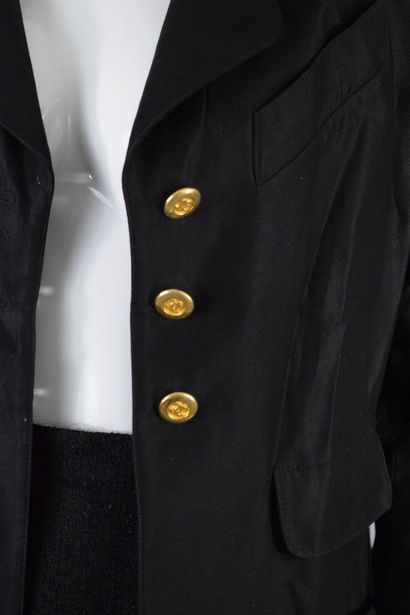 null CHANEL



Black cotton blazer jacket; two patch pockets with flap decoration,...
