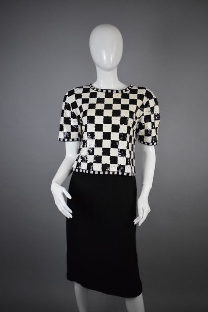 null ADRIENNE VITTADINI



Short-sleeved top with black and white sequins and neckline...