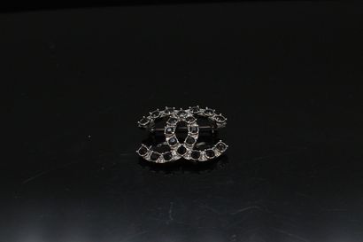 null CHANEL 



Hammered silver metal brooch featuring the interlaced initials of...