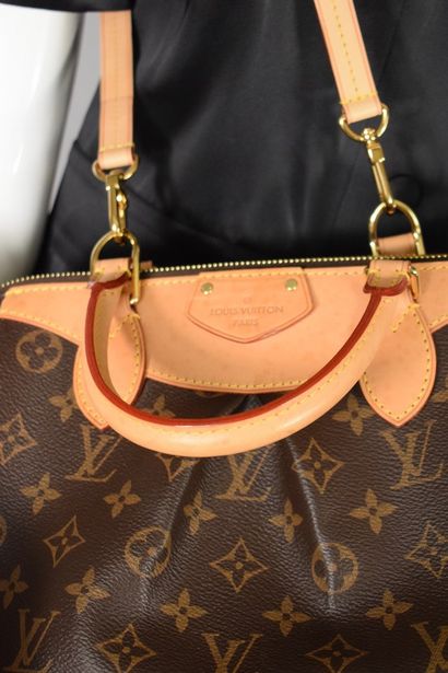 null LOUIS VUITTON 



Hand or shoulder bag in monogrammed canvas and natural leather,...