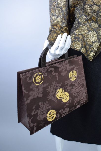 null GRAF by François Joseph Graf



Brown leather and moiré fabric bag with Asian...