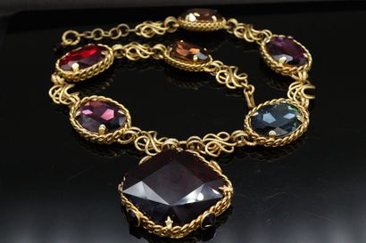 null DANIEL SWAROVSKI 



Important collier en métal doré à décor de verroterie multiocolore....