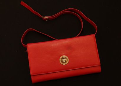 null GIANNI VERSACE 



Wallet with belt flap on strap in red dipped lambskin, champagne...