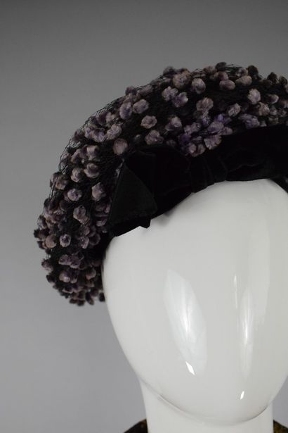 null BALENCIAGA 

Circa 1960



Chapeau façon berret décoré d'un noeud noir et de...