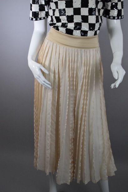 null ISSEY MIYAKE 



Skirt with inverted pleated flowing ecru with elastic waist....
