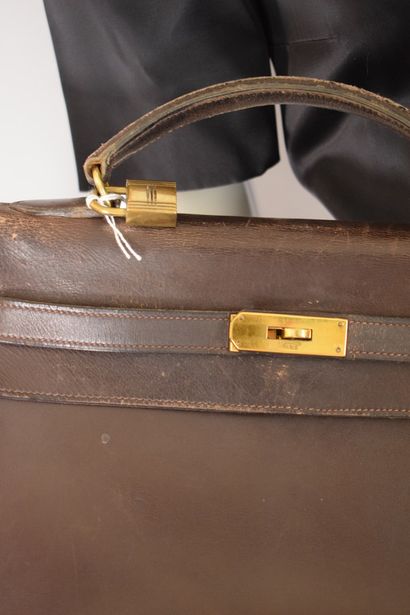 null HERMES PARIS



Kelly" 32 bag in chocolate leather and gold jewelry. 

With...