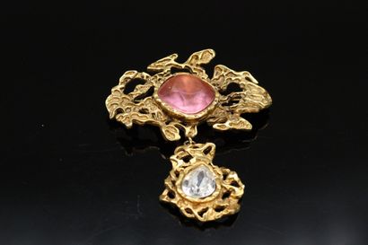 null DANIEL SWAROVSKI 



Important brooch with gilded metal pendant decorated with...