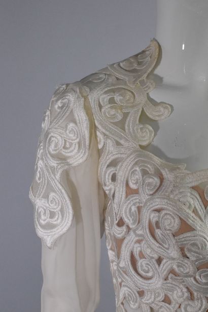 null LORIS AZZARO Haute couture 



Robe longue blanche et crème en mousseline superposée...