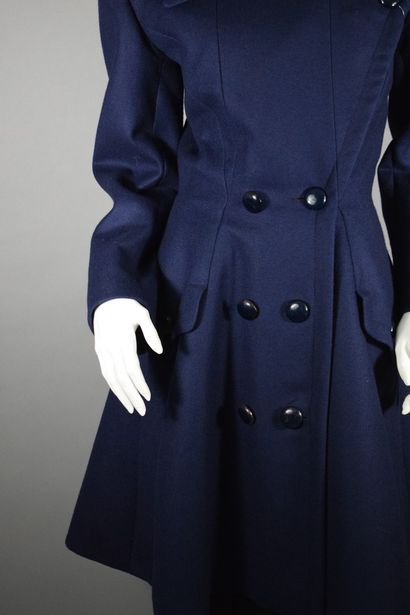 null GUY LAROCHE Haute couture



Impressionnant manteau bleu marine à boutons bleu...