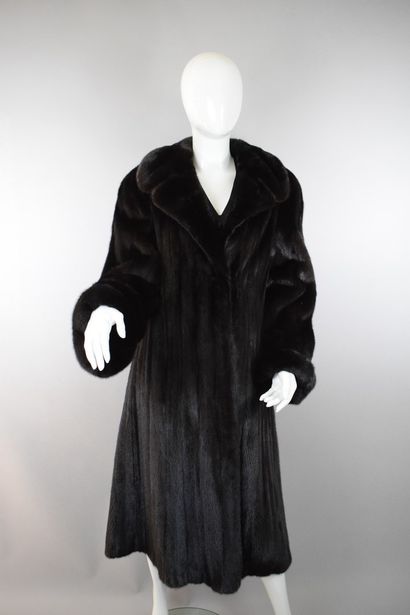 null REBECCA 



Black mink coat with blazer collar and eccentric wide sleeves. 



Size:...