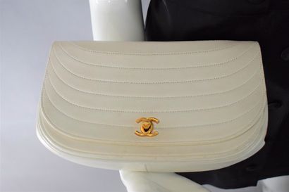 null CHANEL 



White lambskin bag, half-moon model with parallel stitching. Swivel...