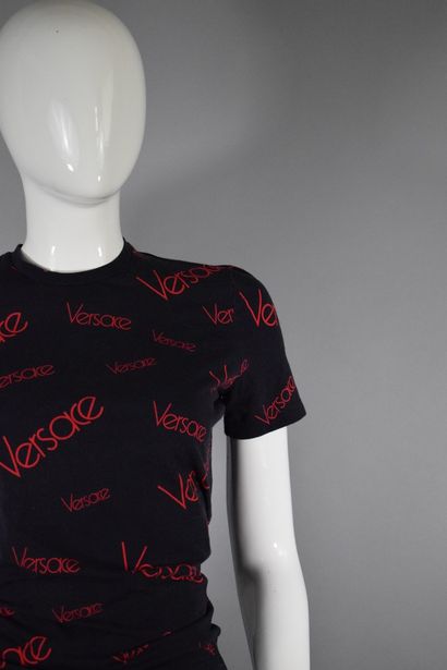 null VERSACE 



Black cotton blend T-shirt with the House name in red. 

Circa 2019



Size:...