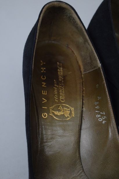 null GIVENCHY by CHARLES JOURDAN

Circa 1958/60



Rare pair of black pumps in suede...
