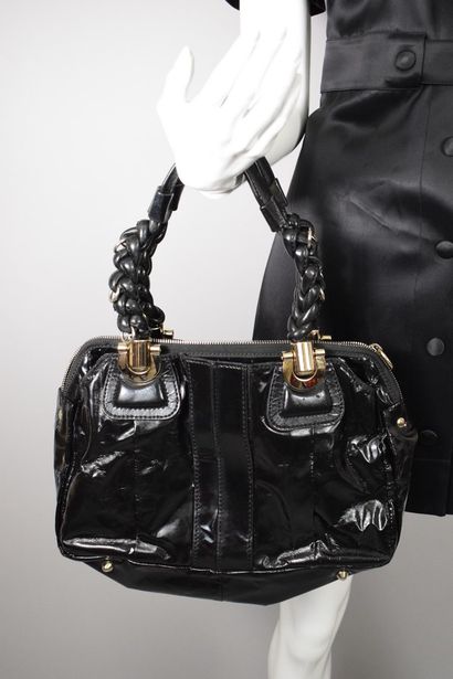 null CHLOE 

Patent leather bag model "Heloise" with braided handles. 

Zipper closure....