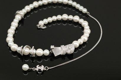 null CHANEL



Fancy pearl and silver rhinestone necklace with scroll and volute...