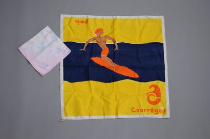 null COURREGES

Circa 1970



Rare foulard en coton à décor d'un surfeur, présentant...