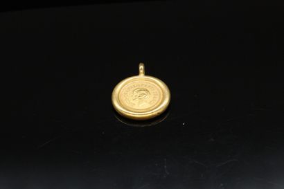 null CHANEL



Gold-plated metal pendant featuring a profile of Coco Chanel on one...