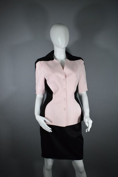 null THIERRY MUGLER 



Iconic trompe l'oeil jacket with short sleeves styling a...