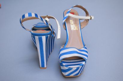 null LOVE MOSCHINO



Pair of wedges covered in blue and white marine fabric, open...