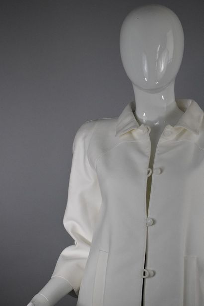 null COURREGES

Old claw 



White overcoat with geometric cutout in the front, white...